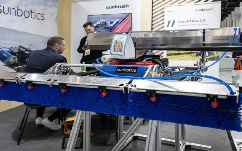 تقنية ألمانية جديدة.. روبوت متطور يرفع كفاءة تنظيف الألواح الشمسية آليًا